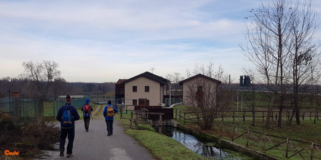Tre persone passeggiano nel Parco fluviale