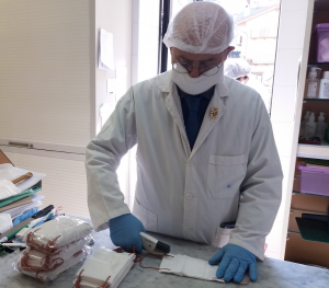 Vernante, il farmacista Savino Roggia mentre confeziona le mascherine protettive