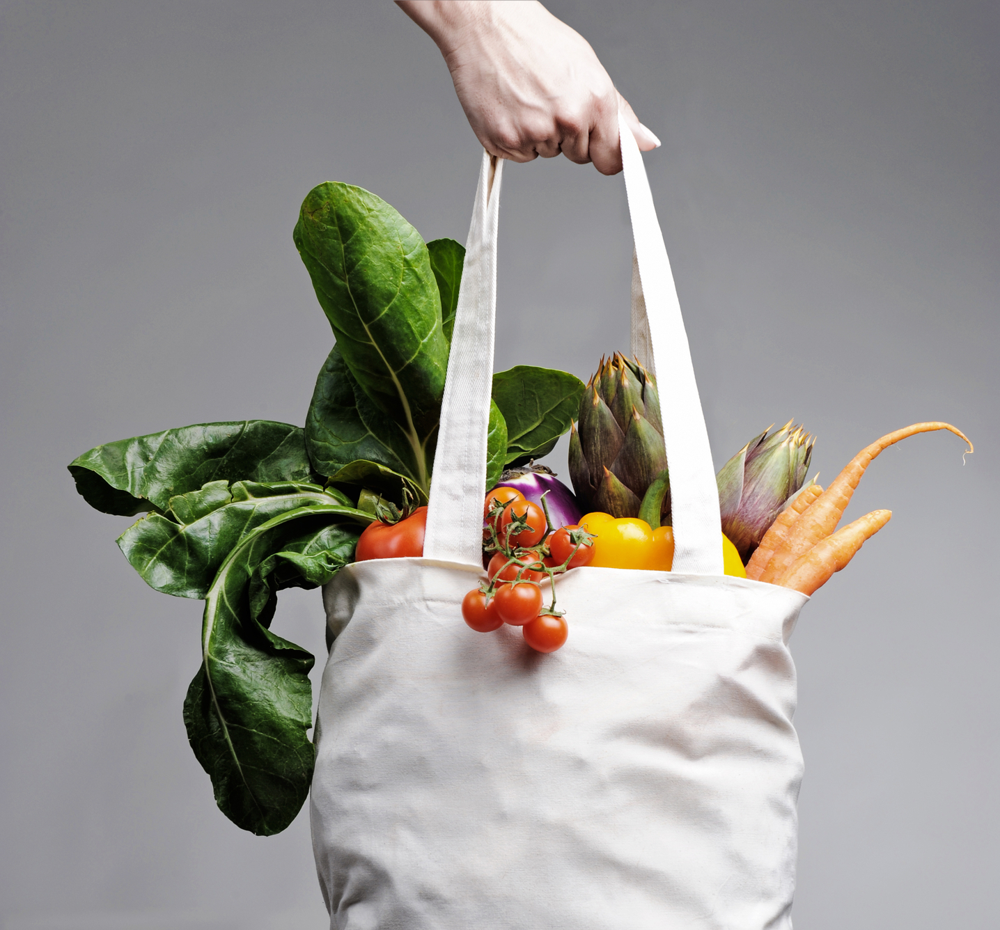 Una borsa piena di verdura