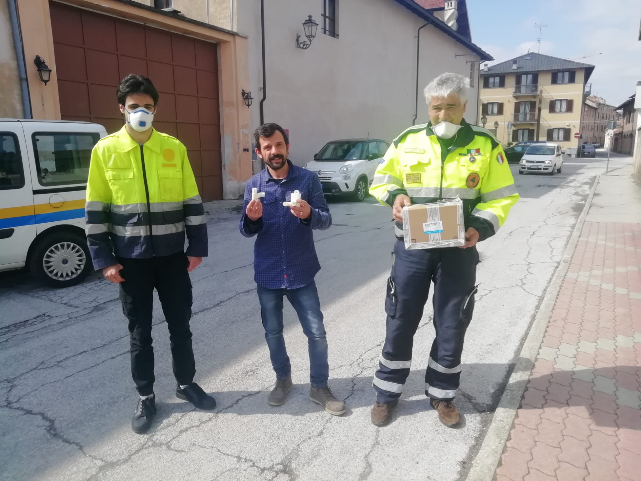 Giacomo Sansoldo consegna alla Protezione Civile le valvole per il respiratore