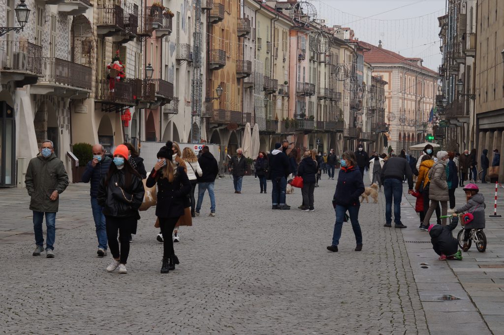 Cuneo persone a passeggio nella centrale via Roma