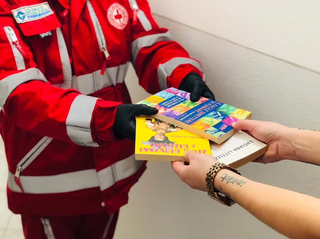 Peveragno Croce Rossa consegna libri a domicilio