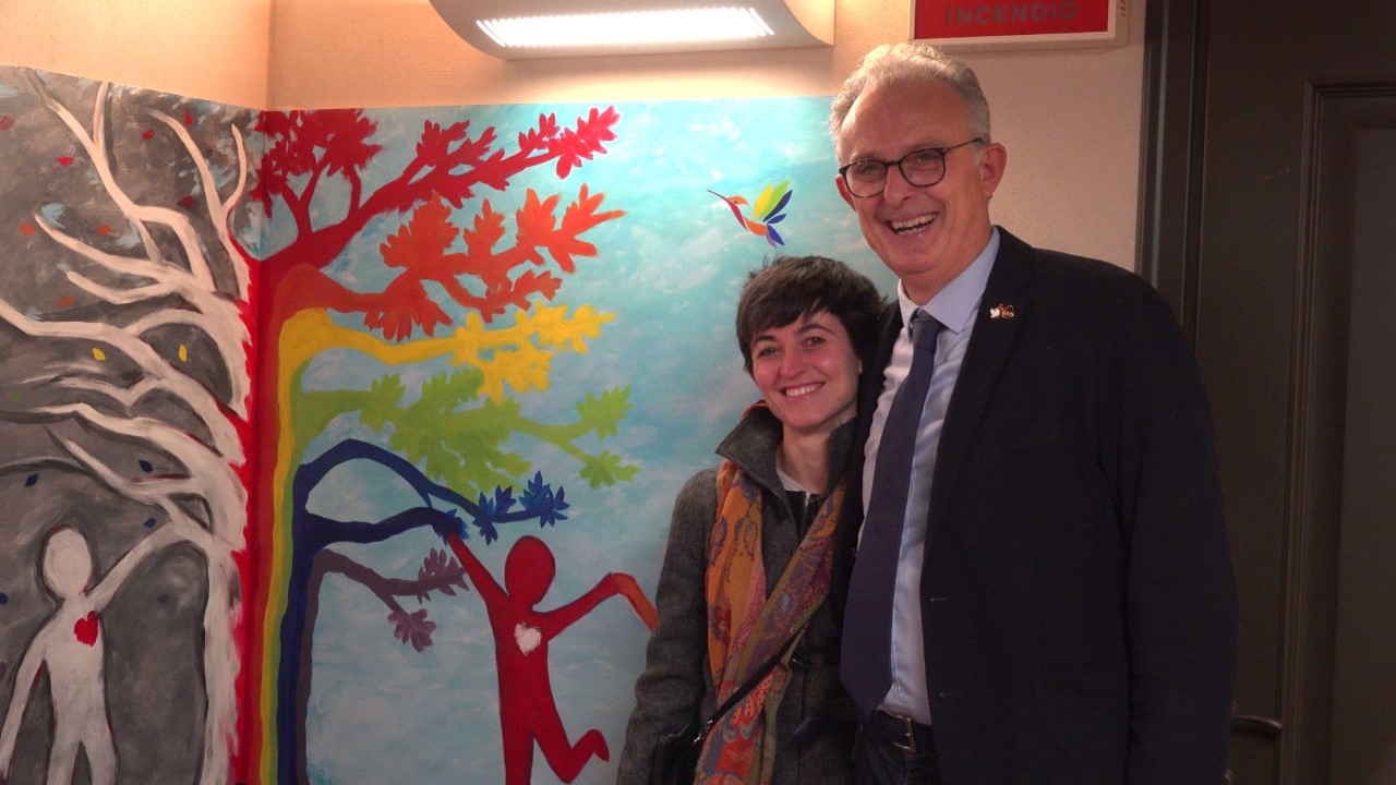 Il Presidente AIDO Sezione Provinciale di Cuneo Gianfranco Vergnano e l'artista Francesca Semeraro, autrice del dipinto legato al dono in essere nella sede AIDO di Bra