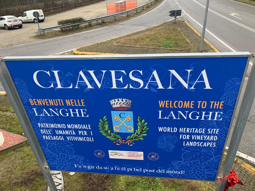 Clavesana - Il pannello di Chris Bangle che invita a visitare i luoghi delle Langhe