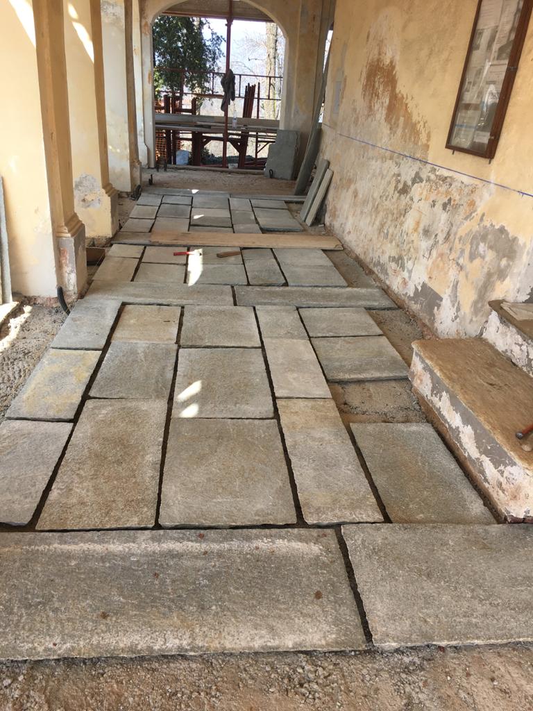 Lastroni di pietra per la nuova pavimentazione