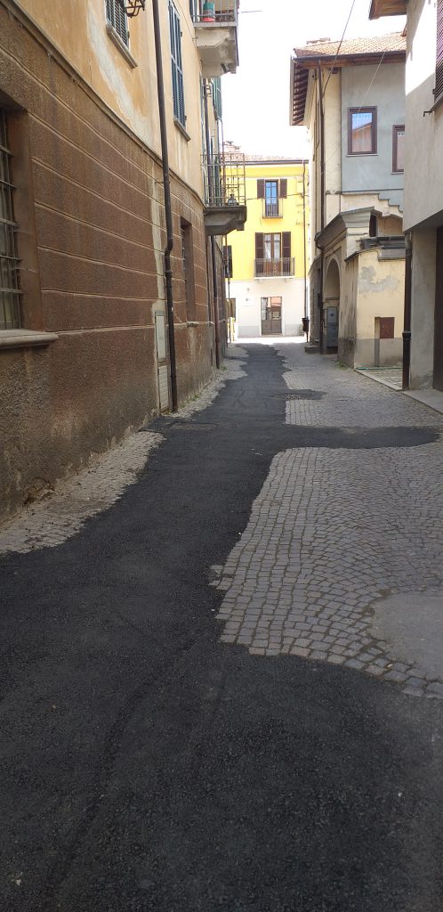striscia di asfalto in vicolo San Dalmazzo