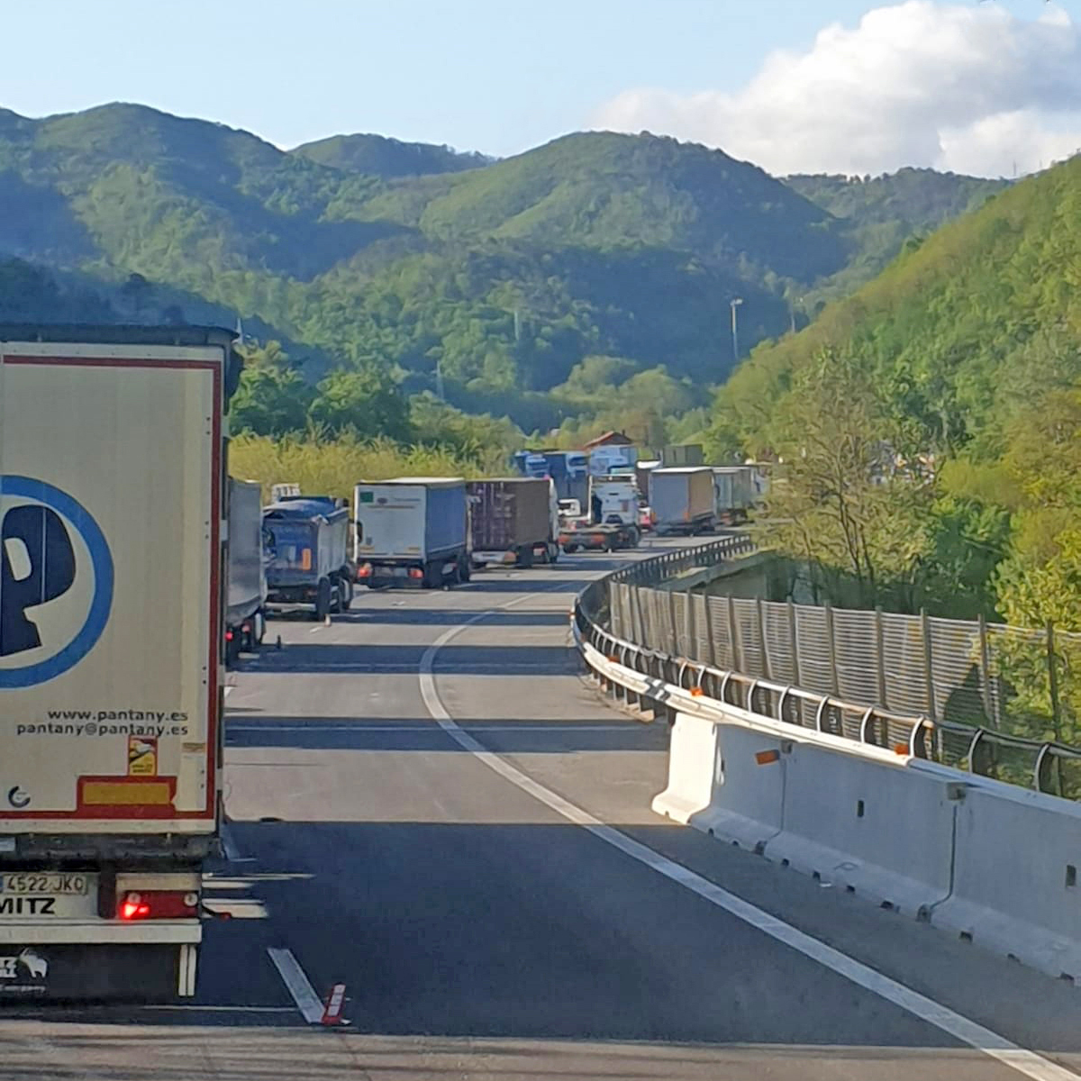 Tir in coda sull'autostrada della Liguria