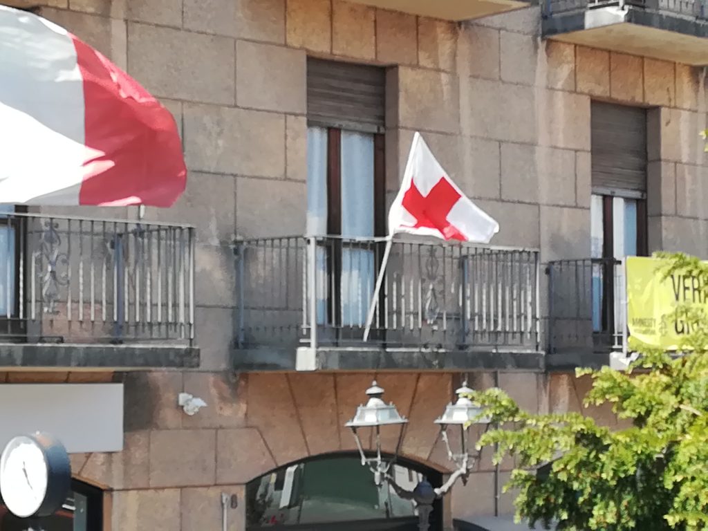 la bandiera della croce rossa sventola sul municipio