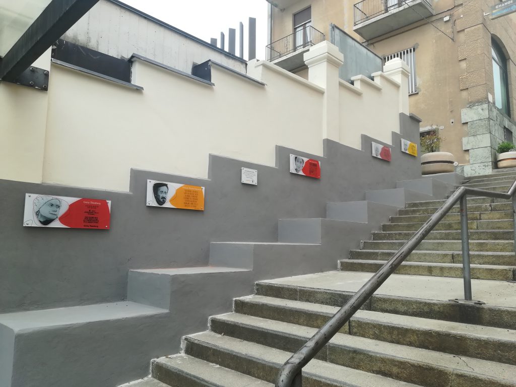 pannelli colorati ai fianchi della scalinata