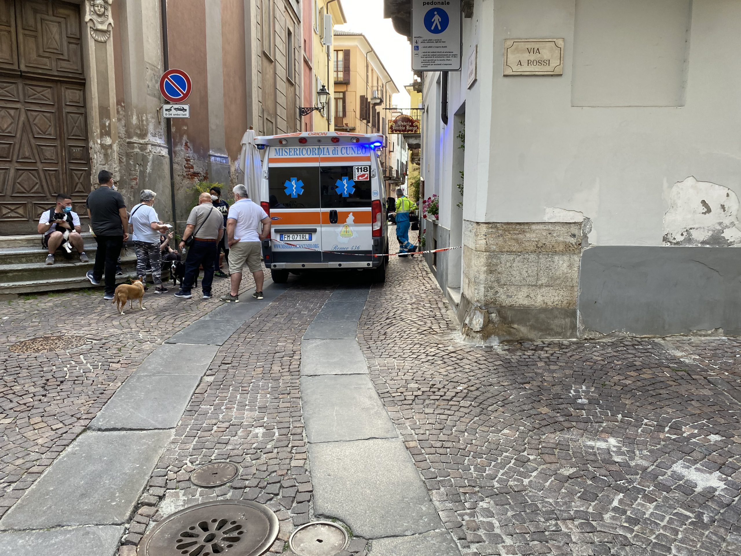 Ambulanza in via Dronero a Cuneo