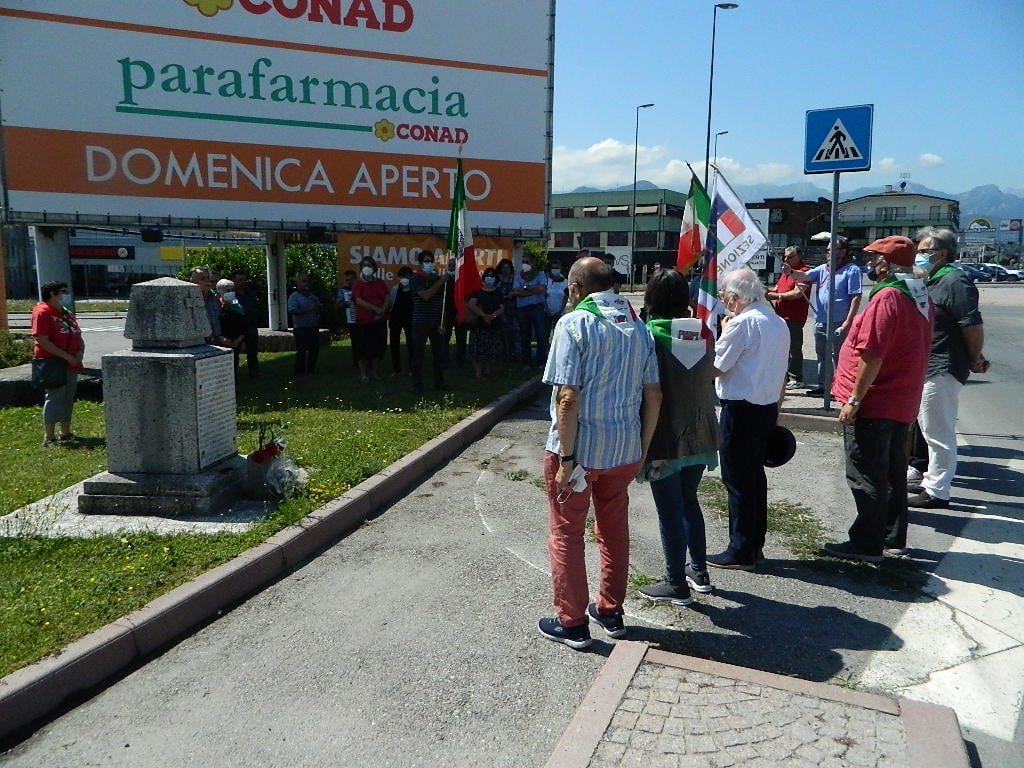 persone in raccogliemnto davanti al cippo di via Cuneo