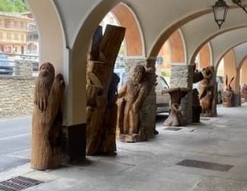 Sampeyre - statue sotto i portici