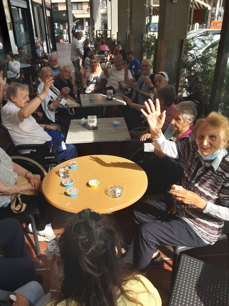 anziani ai tavolini di una gelateria