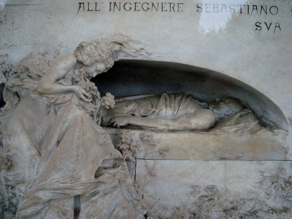monumento funebre con donna dolente