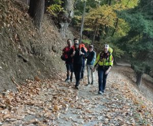 Il ferito viene trasporto a valle dai volontari del Soccorso alpino