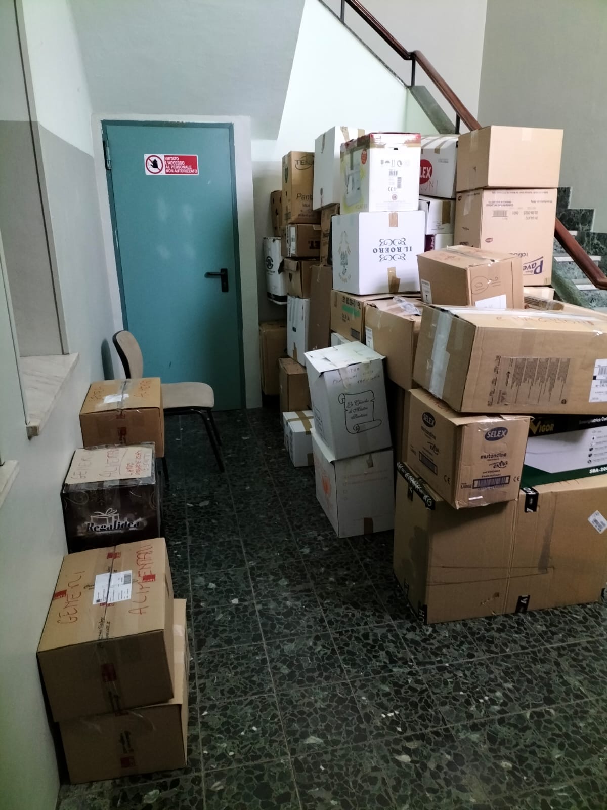 scatoloni con aiuti umanitari