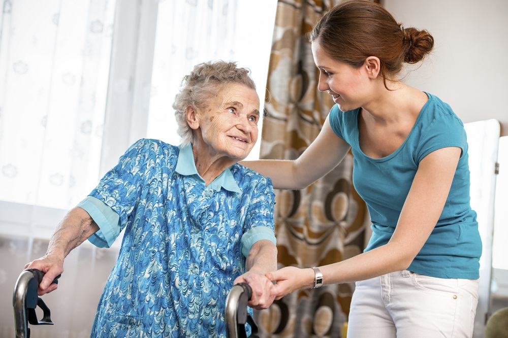 Donna anziana con caregiver