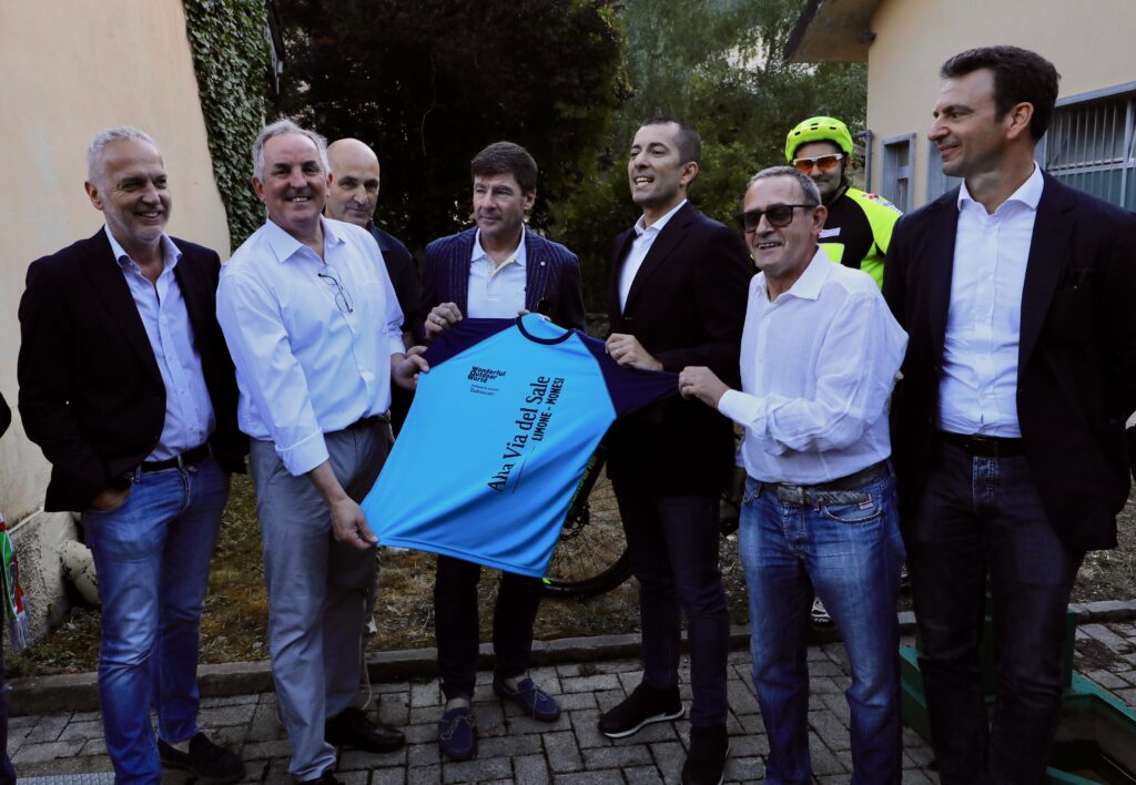 Gianni Bugno consegna a Gabusi la maglietta dell'Alta Via del Sale 2022