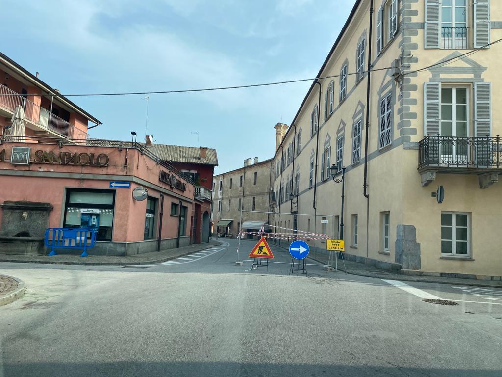 Caraglio, via Roma, traffico deviato