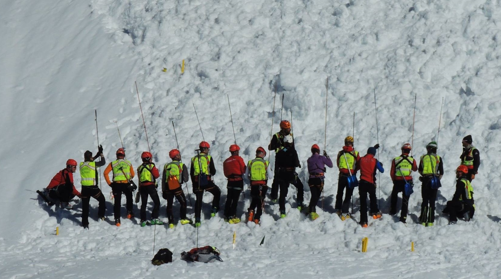 Operatori del Soccorso alpino in esercitazione su una valanga